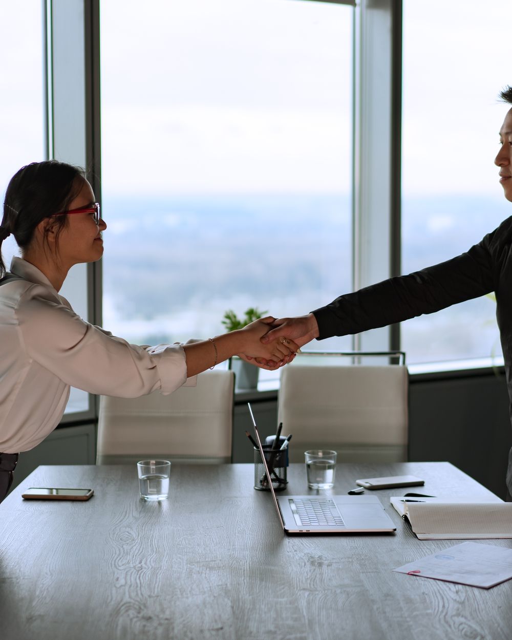 Profesional bertransaksi dan menjalin kemitraan